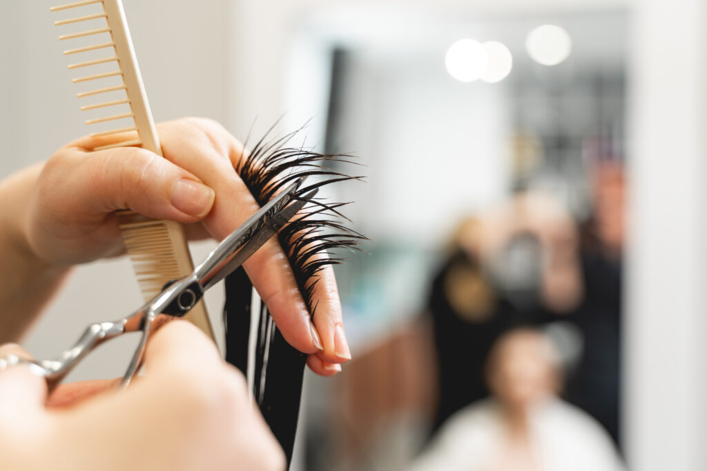 髪をカットしている様子